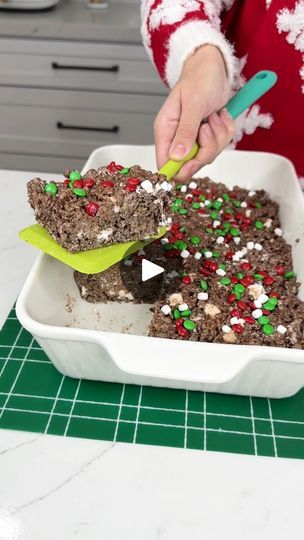 138K views · 1.6K reactions | Your family will love this easy treat! | Your family will love this easy treat!

I make hot coco rice crispy treats for Christmas. | By Justine Kameron | Alright, we are starting off
with ten ounces of mini marshmallows and three fourths
a stick of butter. We are just going to let those marshmallows
and that butter melt on medium to low heat. We want to make
sure that none of that burns and we just get a nice
delicious gooey texture. Alright, now that this is
starting to get nice and melted, we're going to add our
secret ingredient, our hot chocolate. I'm using the milk
chocolate hot chocolate but you can use the peppermint, you use
the dark chocolate and I'm adding two of those little
packets into our marshmallow and butter mixture and we're
going to go ahead Hot Chocolate Rice Crispy Treats, Hot Chocolate Rice Krispie Treats, Coco Rice, Justine Kameron, Treats For Christmas, Cocoa Krispies, Easy Treat, Rice Krispy, Hot Coco