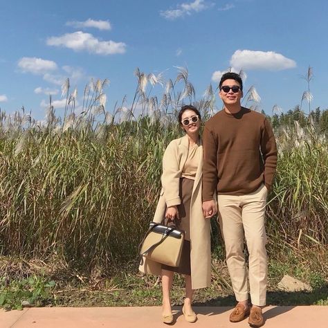 Earth Tone Couple Photoshoot, Couple Outfits Matching Casual, Prenup Outfit, Couple Ootd, Ootd Couple, Prenuptial Photoshoot, Couple Outfits Matching, Japan Outfits, Korean Couple Photoshoot