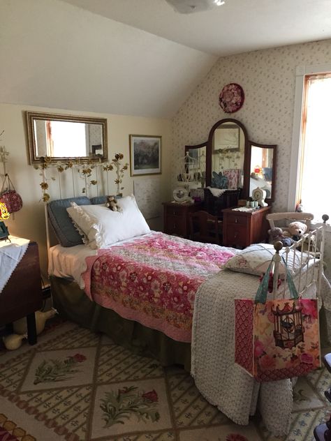 1900 Bedroom Aesthetic, 40s Style Bedroom, Bedroom 1950s, Grandmother Bedroom Ideas, Old Country Bedroom, Grandmas House Aesthetic Bedroom, Old Lady Bedroom, Old Room Vintage Bedrooms, Vintage Looking Bedroom