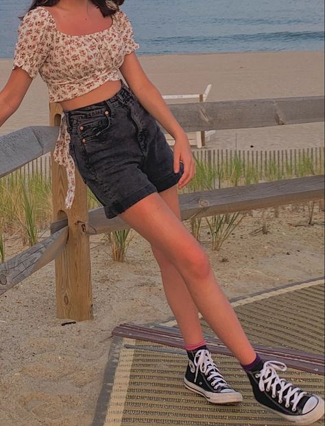 80s Summer Fashion, Black Shorts Outfit, 2000s Fashion Trends, Black Converse, Outfits With Converse, Fall Fashion Outfits, College Outfits, Western Outfits, Spring Summer Outfits