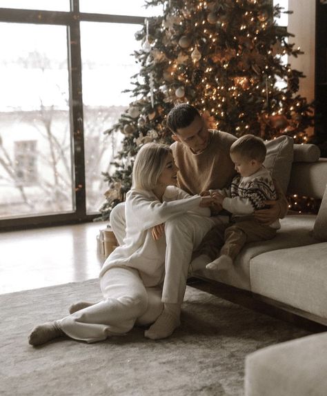 Family Posing On Couch, Family Christmas Morning Pictures, Inhome Photoshoot Christmas, Christmas In Home Session, Christmas Photoshoot Home Ideas, Hot Chocolate Family Photoshoot, Holiday Card Family Photos, Home Family Photoshoot Ideas Christmas, Family Photo In Home