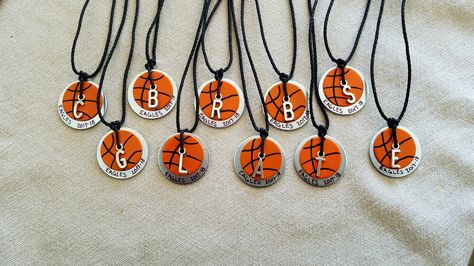 Basketball Crafts, Ball Birthday Parties, Bola Basket, Ball Birthday, Basketball Gifts, Ball Decorations, Crafts Gifts, Baseball Gifts, Volleyball Team