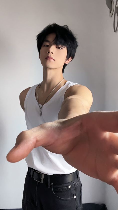 Cosplayer Gojo viral Instagram & Youtube: Jiayidian1234 Sc: douyin 小小姚小宇2 Male Art Poses, 70k Followers, Beatiful People, Cosplay Boy, Most Handsome Actors, Cute White Guys, Handsome Asian Men, Hot Asian Men, Male Cosplay