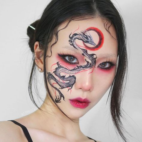 Dragon Makeup, Face Art Makeup, Halloween Eye Makeup, Graphic Makeup, Magical Makeup, Halloween Makeup Inspiration, Swag Makeup, Red Makeup, Edgy Makeup