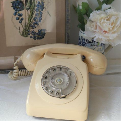 Vintage Phones Aesthetic, Old Telephone Aesthetic Vintage, Aesthetic Telephone Vintage, Wall Phone Aesthetic, Old Telephone Aesthetic, Vintage Telephone Aesthetic, Vintage Phone Aesthetic, Green Homescreen Ideas, Telefon Aesthetic