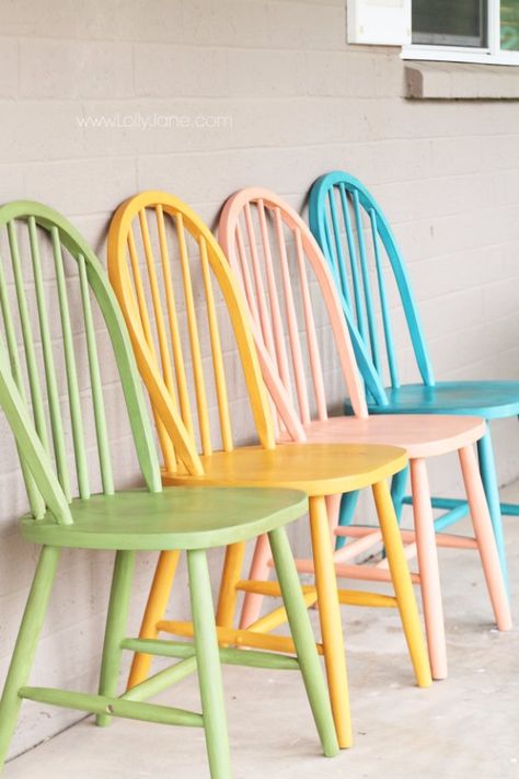 DIY Chalk Paint Furniture Ideas With Step By Step Tutorials - Colorful Chalk Painted Chairs - How To Make Distressed Furniture for Creative Home Decor Projects on A Budget - Perfect for Vintage Kitchen, Dining Room, Bedroom, Bath http://diyjoy.com/chalk-paint-furniture-ideas Chalk Paint Chairs, Set Meja Makan, Painted Chair, Living Room Furniture Arrangement, Diy Chalk Paint, Wooden Chairs, Chair Makeover, Americana Decor, Bohol