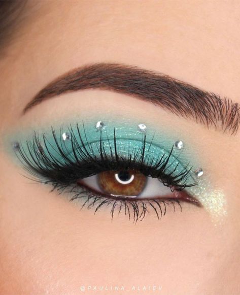 Simple Teal Eyeshadow Looks, Teal Eye Makeup Looks, Teal Makeup Ideas, Teal Blue Eye Makeup, Turquoise Prom Makeup, Teal Eyeshadow Looks For Brown Eyes, Sea Makeup Looks, Summer Eyeshadow Looks Brown Eyes, Teal Prom Makeup