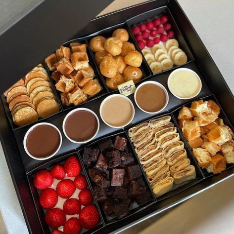 Dessert Box, Party Food Platters, Food Displays, Think Food, Buffet Food, Food Platters, Food Presentation, Food Obsession, Cafe Food