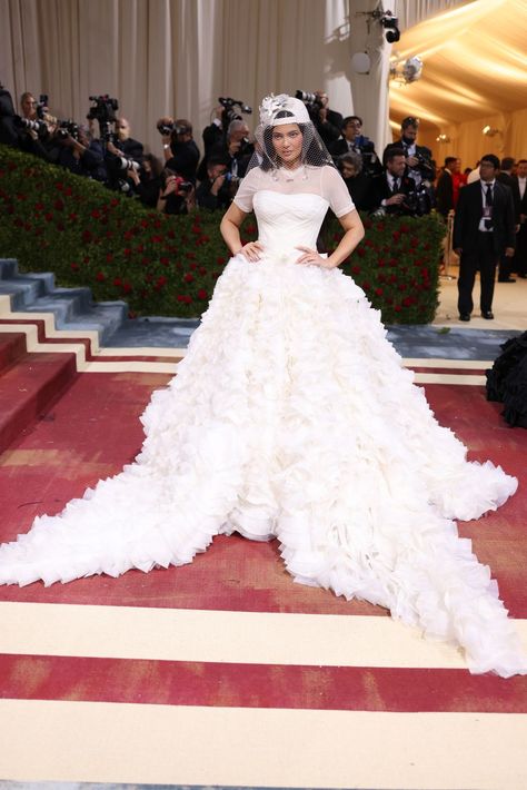 Kylie Jenner Met Gala 2022, Miley Cyrus Selena Gomez, Backwards Baseball Cap, Kylie Jenner Met Gala, Kendall Jenner Met Gala, Off White Designer, Moschino Dress, Zendaya Style, White Bridal Dresses