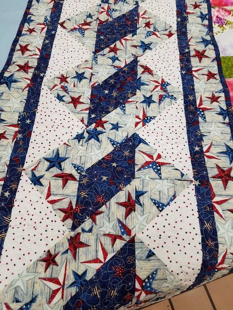 Americana Quilts, American Flag Quilt, Patriotic Table Runner, Quilted Table Runners Christmas, Table Topper Patterns, Patchwork Table Runner, Flag Quilt, Blue Quilt, Quilting Designs Patterns