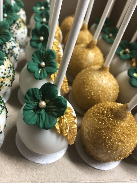 Green Quinceanera Theme, Quince Cakes, Quince Cake, Quince Themes, Green Quince, Green Desserts, Sweet 16 Themes, Gold Dessert, Quince Decorations