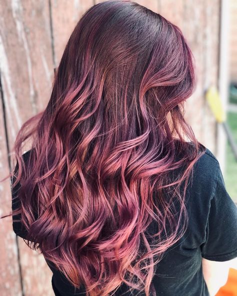 30 Eye-Catching Rose Gold Hair Styles for 2020 - Hair Adviser Dark Rose Gold Hair, Rose Gold Short Hair, Rose Money, Rose Gold Hair Balayage, Gold Blonde Hair, Rose Gold Hair Brunette, Gold Hair Dye, Blond Rose, Rose Gold Hair Dye