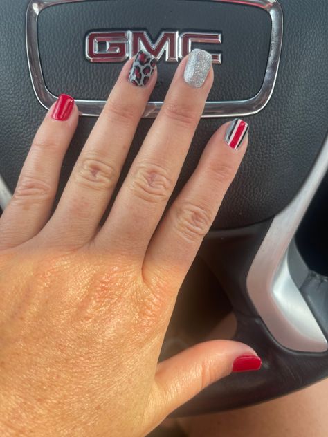 Uga Nails Sns, Ohio State Football Nails, Ohio State Nails Buckeyes, Osu Nails Buckeyes, Ohio State Buckeyes Nails, Ohio State Nails Designs, Football Season Nails, Osu Nails, Football Nails Design