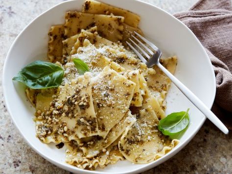 Broken Kerchiefs : For a variation on the Italian classic silk handkerchief pasta (made with large sheets of dough), break up lasagna noodles into squares before boiling. Toss with creamy pesto sauce, and include extra Parmesan and fresh basil leaves for serving. Extra Lasagna Noodles What To Do With, Lasagna Sheets Recipe, Recipes With Lasagna Noodles, Leftover Lasagna, Noodles Ideas, Creamy Pesto Sauce, No Boil Lasagna, Meat Lasagna, Lasagna Pasta