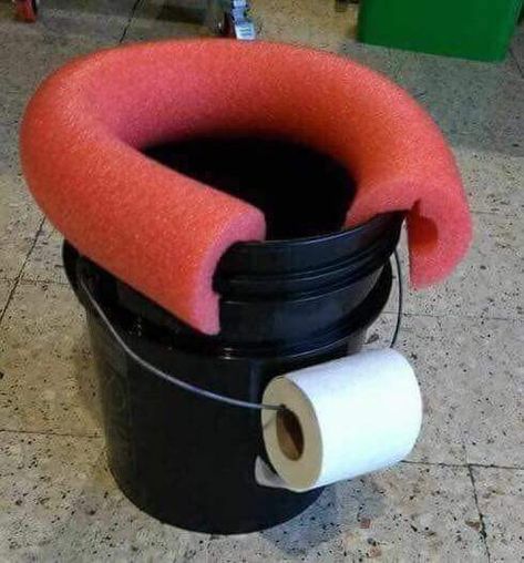 Ha! Camping Hack, Astuces Camping-car, Camping Hacks Diy, Emergency Preparedness Kit, Camping Toilet, Emergency Preparation, Survival Life Hacks, Outdoor Bathrooms, Diy Camping