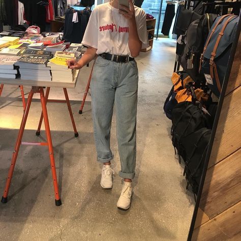 90s throwback light high waisted mom jean and tucked in white tshirt Tshirt Outfit, Jung So Min, 90s Outfit, Retro Mode, Hip Hop Outfits, High Waisted Mom Jeans, Gwen Stefani, Jeans Outfit, Outfit Goals