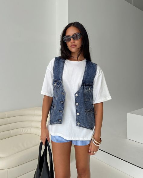 Instagram Jean Jacket Festival Outfit, Fall Outfits To Recreate, Black Denim Vest Outfit, Denim Waistcoat Outfit, Denim Vest Outfit Aesthetic, Oversized Denim Vest, Vest Outfits Aesthetic, Jean Vest Outfits, Casual Shorts Outfit