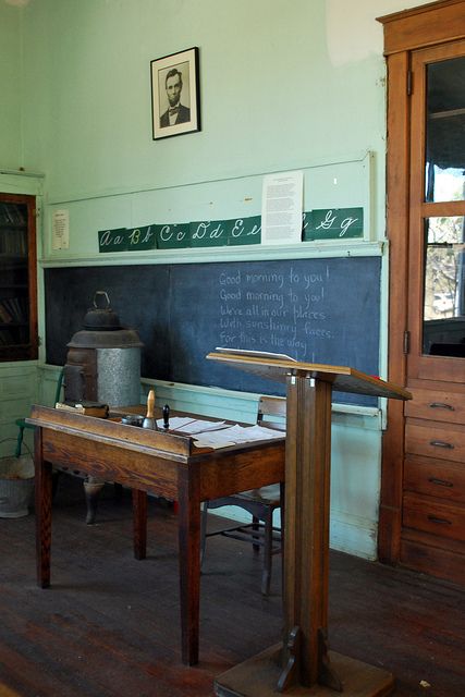 Way old classroom! Old Fashioned Classroom, Old School Classroom, Chalkboard Alphabet, Old Classroom, Decorating Classroom, Vintage Classroom, Classroom Aesthetic, Light Walls, Village School