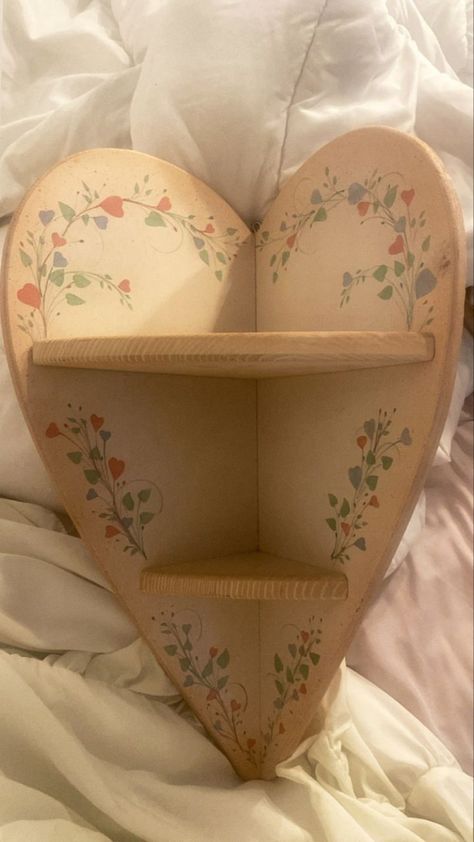 Heart Shape Shelf, Coquette House Decor, Coquette Diy Room Decor, Fairy Aesthetic Bedroom, Cute Wall Shelf, Coquette Furniture, Pink Vintage Room, Grandma Core Bedroom, Grandmacore Decor