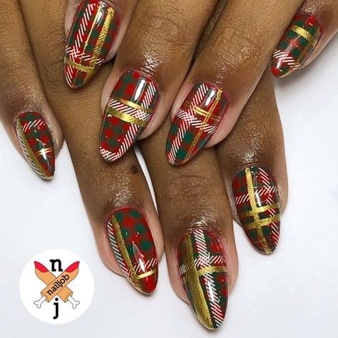 Nail Designs For Christmas, Plaid Nail Designs, Xmas Color, Glitter Snowflakes, Xmas Nail Art, Plaid Nails, Nail Colors Winter, Christmas Nails Easy, Cute Nail Art Designs