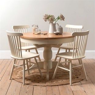 Shabby Chic Round Dining Table, Cream Painted Furniture, Wooden Dinner Table, Round Dinner Table, Round Dining Tables, Dining Table Makeover, Kitchen Table Makeover, Round Kitchen Table, Diy Furniture Renovation