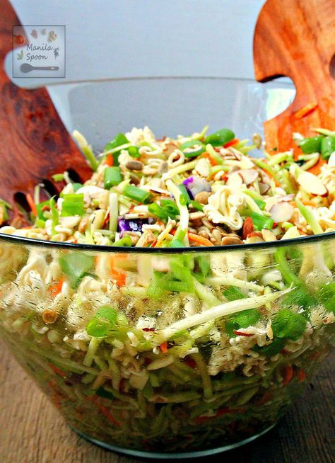 Very easy and tasty salad to make - ramen noodles, almonds and sunflower seeds provide the crunch and the dressing is quite tasty. You can't go wrong with this Oriental (Asian) Coleslaw. Perfect for picnics and potlucks, or any gathering! Ramen Noodle Salad Recipes, Ramen Coleslaw, Diy Salad, Asian Coleslaw, Ramen Salad, Ramen Noodle Salad, Coleslaw Salad, Coleslaw Dressing, Noodle Salad Recipes