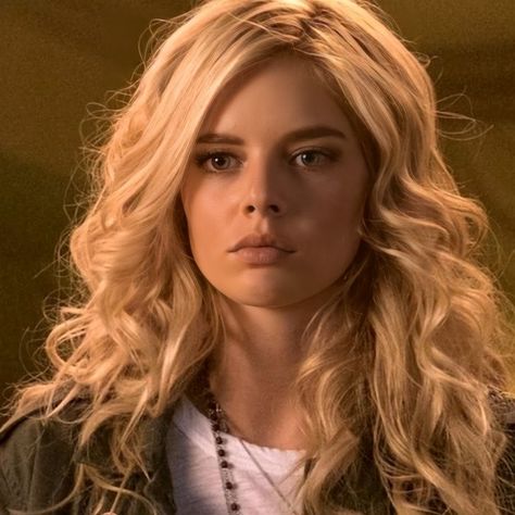 Samara Weaving The Babysitter Babysitter Movie, Aesthetic Assignment Ideas, Samara Weaving, The Babysitter, Horror Movie Icons, Scream Movie, Teen Movies, Wife Material, Killer Queen