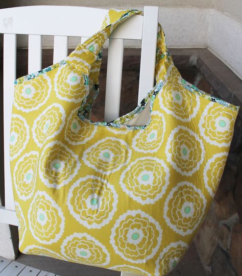 Make your own beach bag this year with this free beach bag pattern. This easy to follow tutorial with pictures can be done an evening. Don't miss this one. Diy Jewelry Bags, Diy Beach Bag, Beach Bag Pattern, Bag Free Pattern, Free Beach, Bag Patterns To Sew, Tote Pattern, Bags Tutorial, Jewelry Bag