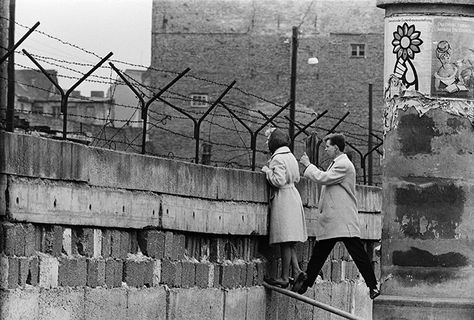 18 Captivating Images of the History of the Berlin Wall Rare Historical Photos, West Berlin, East Berlin, Fidel Castro, Berlin Wall, East Germany, History Facts, Second World, Rare Photos