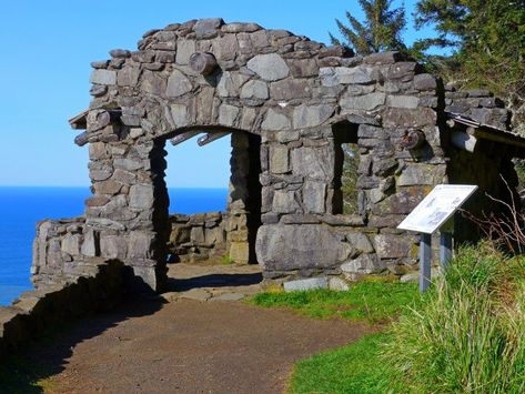 4. The Cape Perpetua Scenic Lookout is absolutely amazing. Oregon Town, Yachats Oregon, Travel Oregon, Explore Oregon, Oregon Vacation, Oregon Road Trip, Oregon Washington, Oregon Trail, Oregon Travel