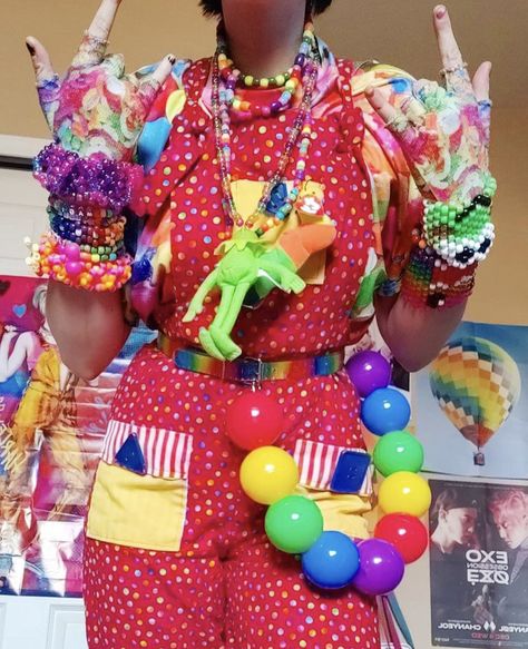 Neon Rainbow Outfits, Kidcore Clowncore Outfits, Clowncore Overalls, Clown Punk Fashion, Clowncore Outfit Ideas, Goth Clowncore Fashion, Werid Core Outfits, Decora Aesthetic Outfits, Decora Outfits Aesthetic