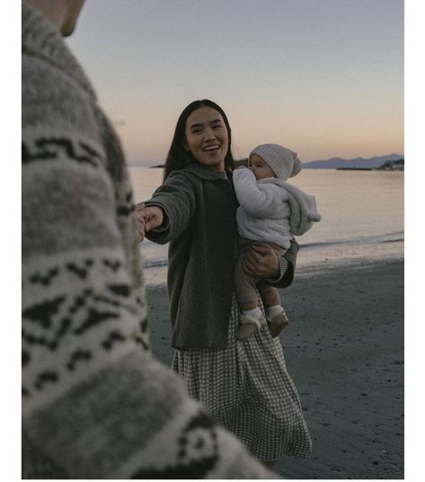 Winter Beach Family Photoshoot, Winter Beach Family Photos, Fam Photos, Winter Family Photos, Family Photoshoot Poses, Family Photoshoots, Winter Beach, Beach Family Photos, Winter Family