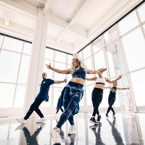 Sliding into new @reebok gear like... reebok.com/lesmills #LMSA #Urbanbodyworx #parkfiks #parkfit Zumba Photoshoot, Zumba Photography, Zumba Aesthetic, Hip Hop Dance Team, Exercise Photography, Dance Team Photos, Dance Zumba, Zumba Party, Zumba (dance)