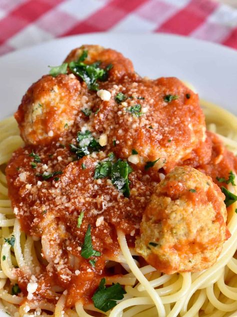 Turkey Ricotta Meatballs are a super moist and delicious way to make baked meatballs! This recipe uses an entire container of ricotta cheese and has the most amazing flavor and texture. Meatball Recipes Turkey, Turkey Sausage Meatballs, Mozzarella Stuffed Turkey Meatballs, Recipe Ricotta, Easy Italian Meatballs, Classic Italian Meatballs, Ricotta Meatballs, Asparagus Tart, Baked Meatballs