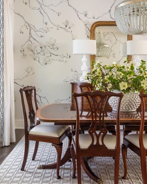 August Taylor Design on Instagram: “How gorgeous is this Dining Room?! The Phillip Jeffries mural is definitely the shining star in this room. But we wanted to make sure all…” Chic Dining Room, August Taylor, Traditional Dining Rooms, Dining Room Wallpaper, Dining Room Contemporary, Dining Room Style, Bright Living Room, Best Wallpaper, Classic Interior