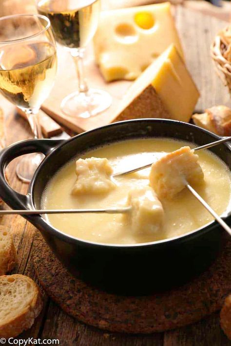 At Home Fondue, Home Fondue, Cheddar Cheese Fondue, Melting Pot Cheese Fondue, Cheese Fondue Recipe Easy, Easy Fondue Recipes, Best Cheese Fondue, Easy Cheese Fondue, Cheddar Fondue