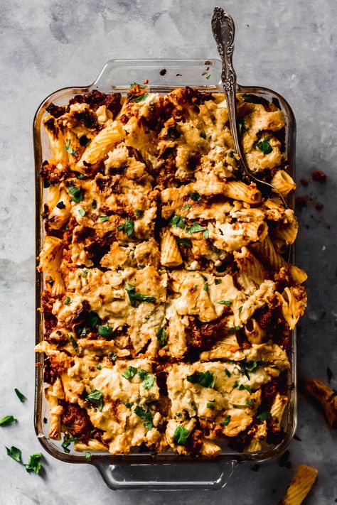 This Vegan Baked Ziti is your new favorite comfort food dinner! It's a simple vegan pasta bake that's perfect for a busy weeknight dinner idea Baked Ziti Vegetarian, Vegan Baked Ziti, Vegan Freezer Meals, Vegan Pasta Bake, Dinner Pasta, Ziti Recipes, Freezer Friendly Meals, Vegan Beef, Baked Ziti Recipe