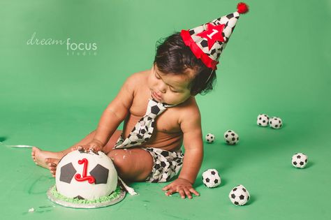 Soccer Smash Cake, Uno Photoshoot, Soccer Cakes, Dol Party, Baby Shower Oso, First Birthday Photography, Themed Photoshoot, Soccer Cake, Soccer Birthday Parties