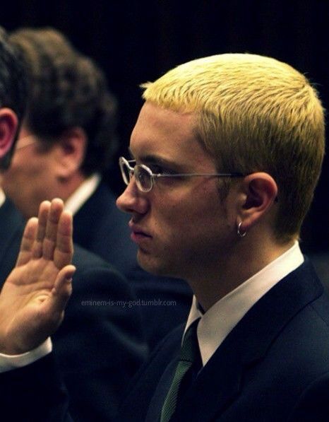 Eminem in court (2000). He looks so fine in glasses. Eminem M&m, Eminem Poster, Marshall Eminem, Eminem Funny, The Slim Shady, Eminem Wallpapers, Eminem Photos, Eminem Slim Shady, The Real Slim Shady