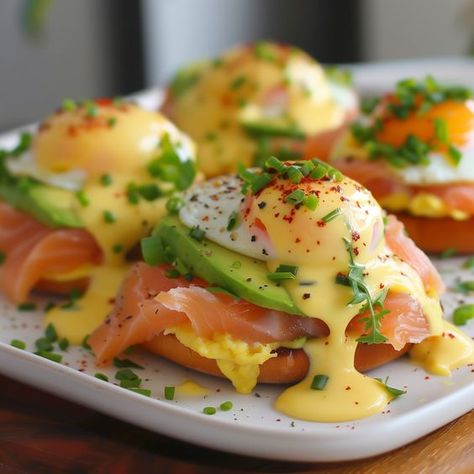 Indulge in the luxurious combination of tender smoked salmon and creamy avocado with this Smoked Salmon and Avocado Eggs Benedict recipe. Breakfast With Smoked Salmon, Smoked Salmon Lunch Ideas, Egg With Avocado, Avocado Eggs Benedict, Smoked Salmon And Avocado, Salmon And Avocado, Savoury Breakfast, Benedict Recipe, Salmon Breakfast