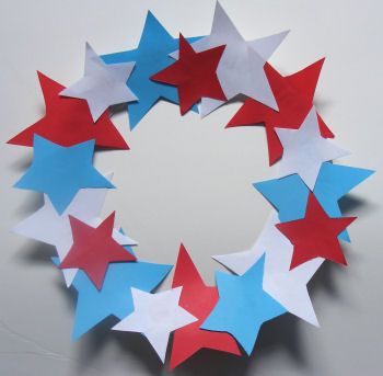 Preschool Summer Craft Projects | Star Wreath 4th of July Craft For Kids Patriotic Door Decorations, Labor Day Crafts, Fourth Of July Crafts For Kids, Summer Preschool Crafts, Star Wreath, Flag Crafts, Classroom Art Projects, Blue Crafts, Easy Arts And Crafts