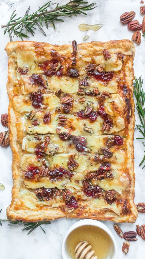 Brie and cranberry tart - Asili Glam Christmas Savoury Tart Recipes, Apple Brie Tart, Brie And Chicken Recipes, Fig And Brie Puff Pastry, Puff Pastry Brie Cranberry, Brie Pie Crust Appetizer, Christmas Comfort Food, Brie Recipes Puff Pastry, Brie And Cranberry Puff Pastry