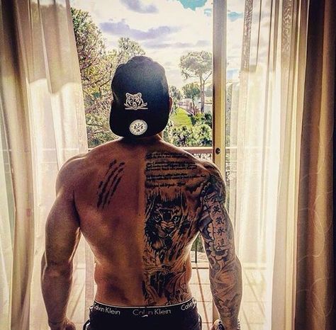 Tattoos Masculinas, Back Tattoos For Guys, Spine Tattoo, Sleeves Ideas, Inked Men, Wearing A Hat, Back Tattoos, Half Sleeve Tattoo, Sleeve Tattoo