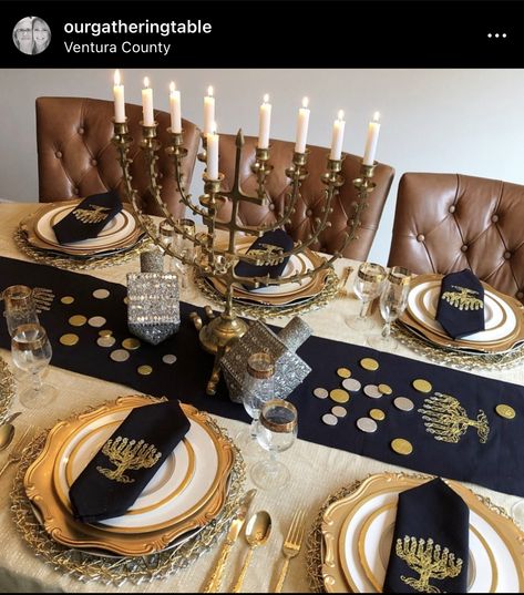 Hanukkah Table Setting, Hannukah Decorations, Hanukkah Ideas, Hanukkah Diy, Happy Feast Day, Hanukkah Dinner, Jewish Feasts, Matzah Ball, Hebrew Tattoo