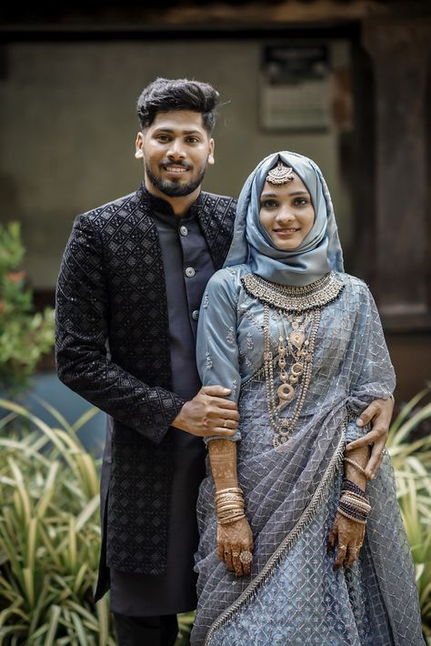 Wedding Couple Poses Photography In Saree, Muslim Wedding Poses, Engement Indian Couple Pose, Wedding Couple Poses Sherwani, Walima Couple Poses, Indian Wedding Reception Couple Poses, Indian Engagement Photos, Muslim Wedding Photos, Groom Colours