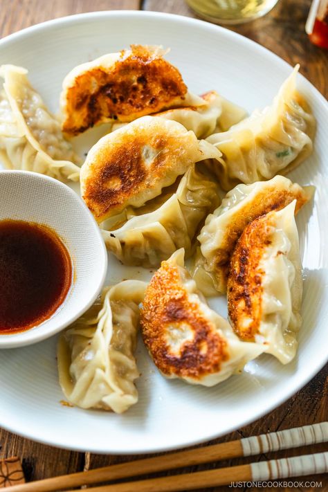 Veggie Potstickers, Taiwanese Cuisine, Frozen Dumplings, Pork And Cabbage, Fried Dumplings, Pork Dumpling, Crispy Pork, Wontons, Asian Foods