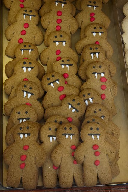 Fangéd Gingerbread Men | Flickr: Intercambio de fotos Snack Halloween, Menu Halloween, Halloween Fest, Halloween Baking, Halloween Goodies, Gingerbread Men, Halloween Desserts, Halloween Snacks, Theme Halloween