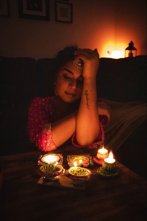 Diwali Poses For Women With Diya, Karthikai Deepam Photoshoot, Diwali Portrait Photography, Poses With Diya In Diwali, Diwali Shoot Ideas At Home, Diwali Asthetic Pose, Diwali Self Portrait Ideas, Diwali Photoshoot Ideas At Home, Diwali Poses With Diya