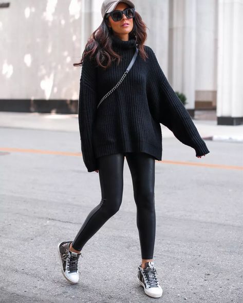 Baggy Sweater Outfits, Fall Turtleneck, Short Sweater Dress, Look Legging, Baggy Sweaters, Big Sweaters, Effortlessly Chic Outfits, Sweater Outfit, All Black Outfit