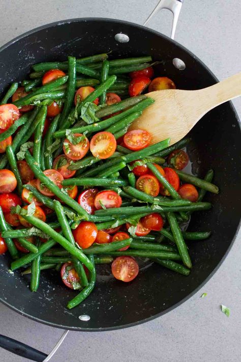 A simple summer side dish, these Sautéed Green Beans with Cherry Tomatoes are a great way to use up that summer produce. So fresh and full of flavor! Green Beans Side, Beans And Tomatoes, Green Beans Side Dish, Cherry Tomato Recipes, Sauteed Green Beans, Green Beans And Tomatoes, Summer Side Dishes, Fresh Green Beans, Green Bean Recipes